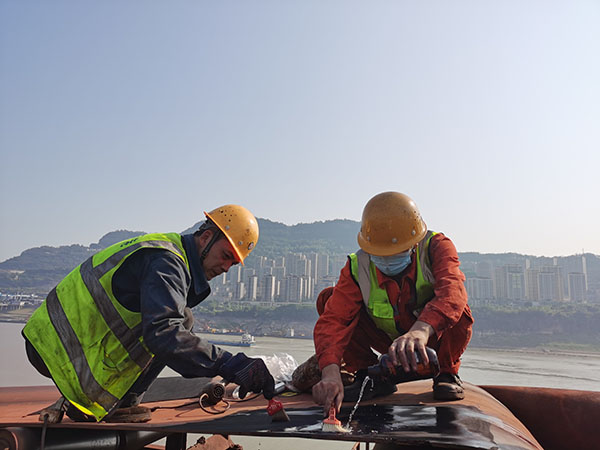 62d4c70558b60.jpg 維修人員修補(bǔ)礦石皮帶.jpg